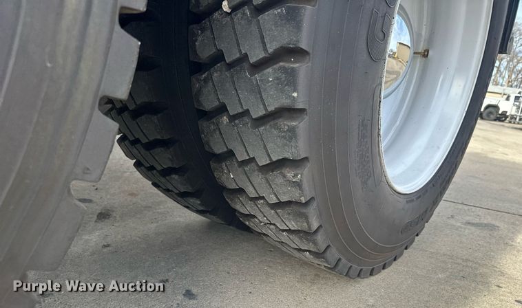 image for item LO9411 2006 International 9400i  semi truck