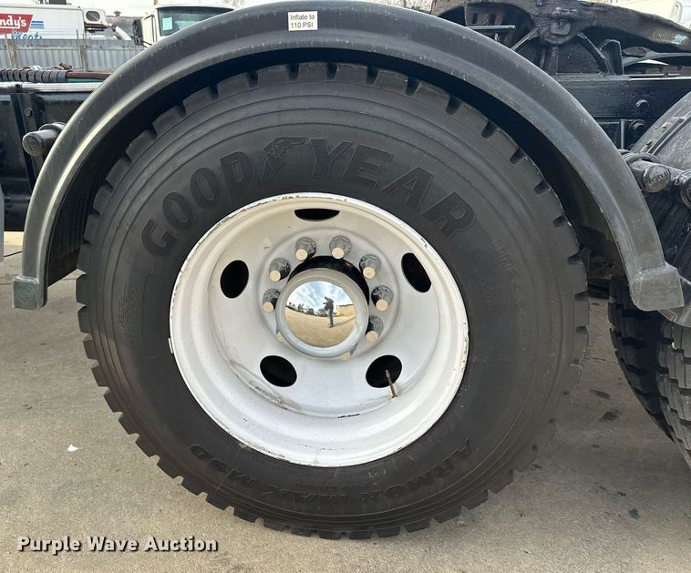 image for item LO9411 2006 International 9400i  semi truck