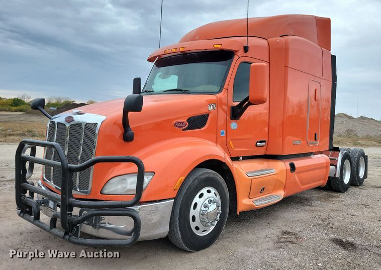 image for item LO9908 2015 Peterbilt 579 semi truck