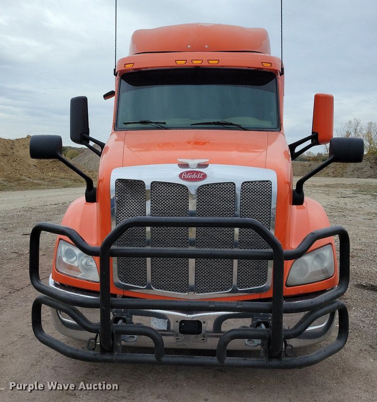 image for item LO9908 2015 Peterbilt 579 semi truck