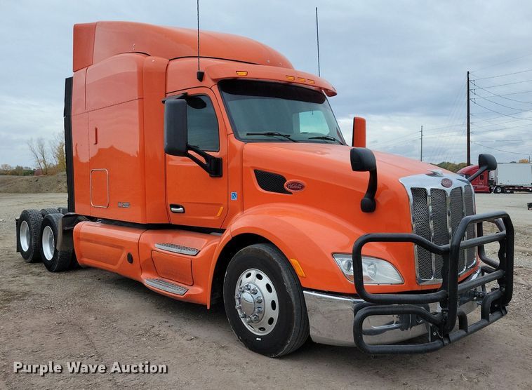 image for item LO9908 2015 Peterbilt 579 semi truck