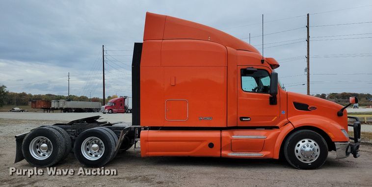 image for item LO9908 2015 Peterbilt 579 semi truck
