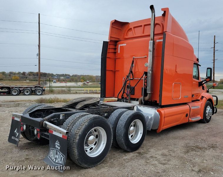 image for item LO9908 2015 Peterbilt 579 semi truck