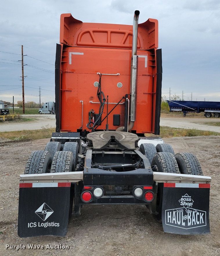 image for item LO9908 2015 Peterbilt 579 semi truck