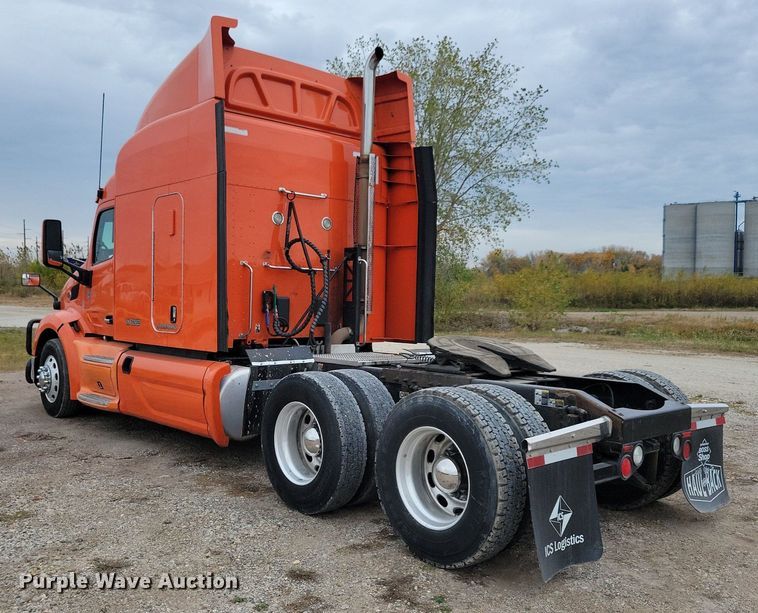 image for item LO9908 2015 Peterbilt 579 semi truck