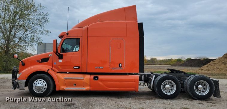 image for item LO9908 2015 Peterbilt 579 semi truck