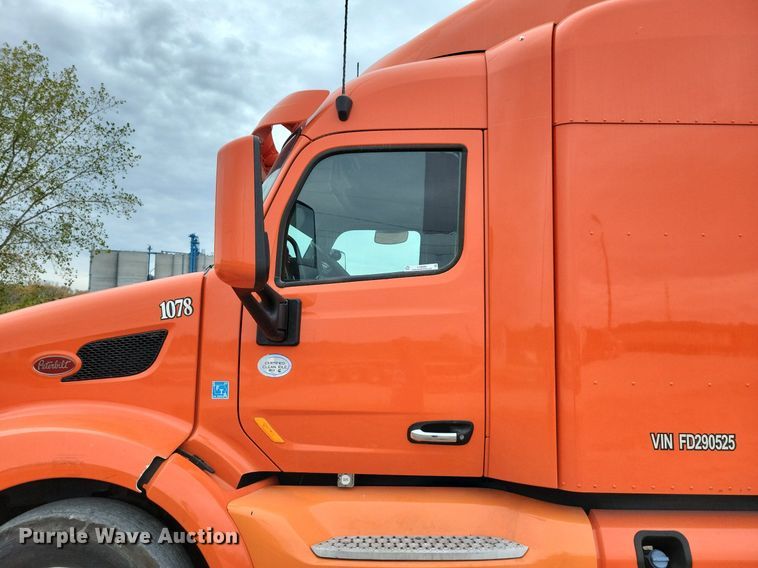 image for item LO9908 2015 Peterbilt 579 semi truck