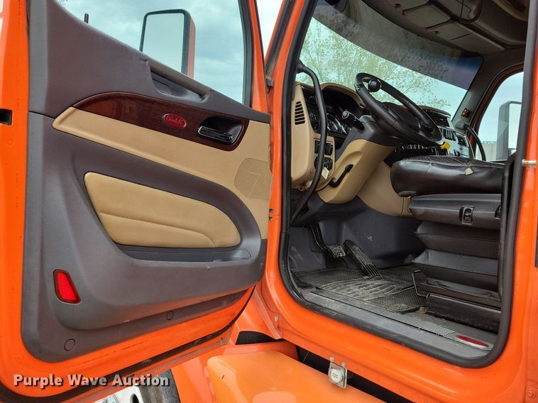 image for item LO9908 2015 Peterbilt 579 semi truck