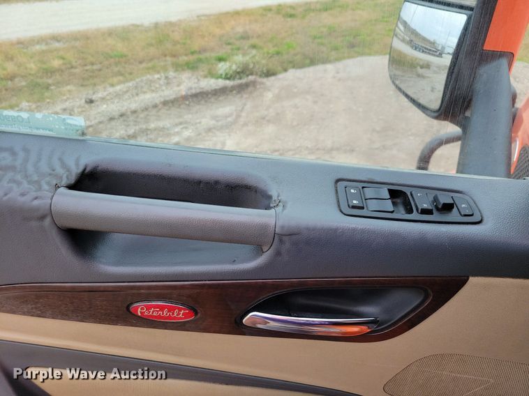 image for item LO9908 2015 Peterbilt 579 semi truck