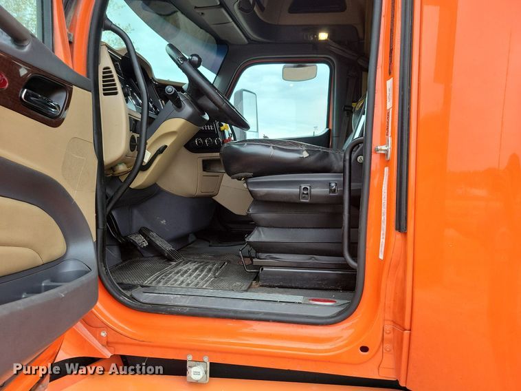 image for item LO9908 2015 Peterbilt 579 semi truck