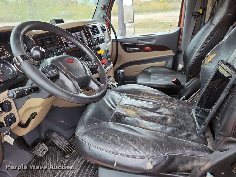 image for item LO9908 2015 Peterbilt 579 semi truck