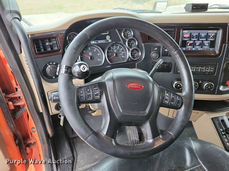 image for item LO9908 2015 Peterbilt 579 semi truck