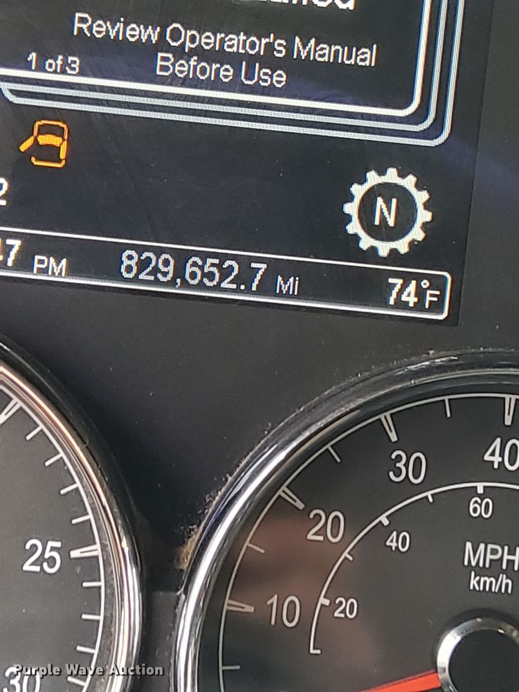 image for item LO9908 2015 Peterbilt 579 semi truck