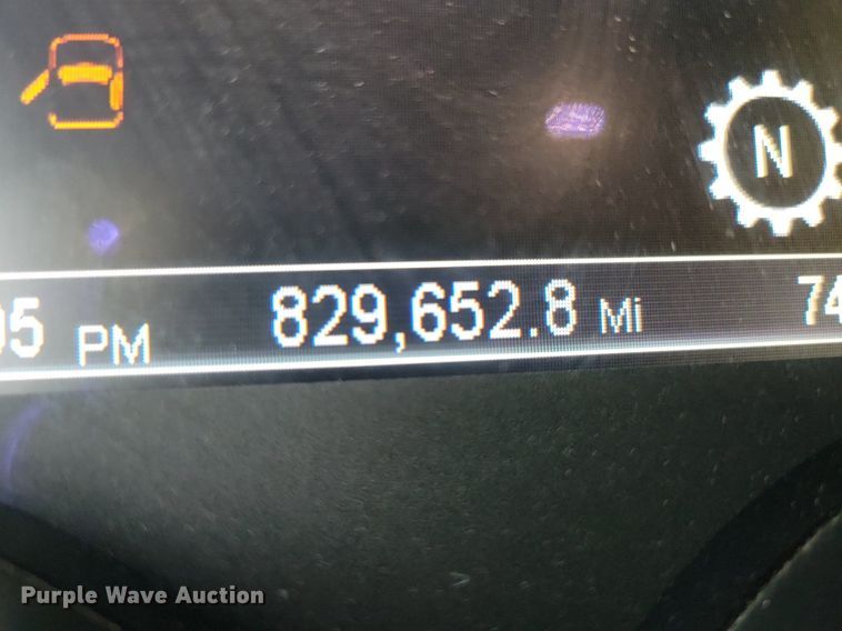 image for item LO9908 2015 Peterbilt 579 semi truck