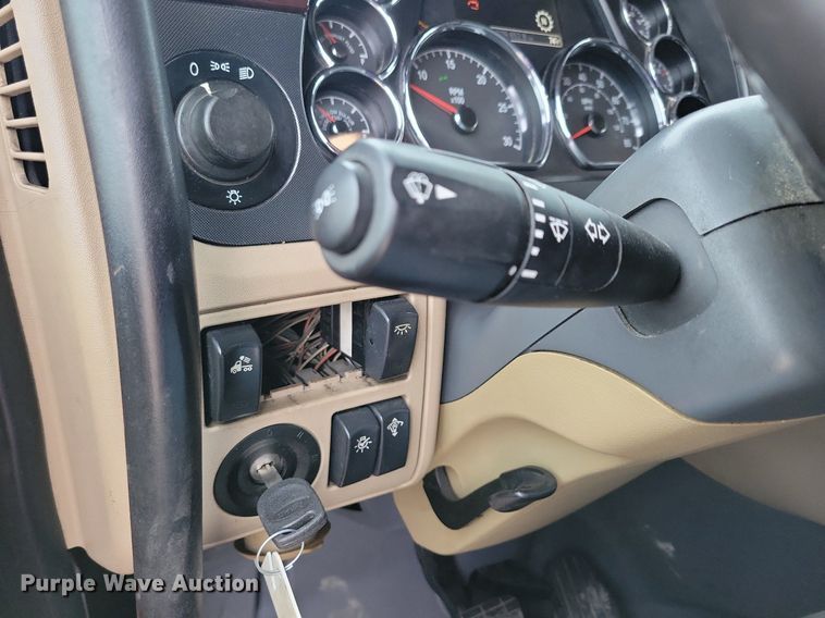 image for item LO9908 2015 Peterbilt 579 semi truck