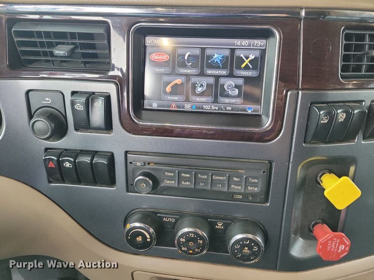 image for item LO9908 2015 Peterbilt 579 semi truck