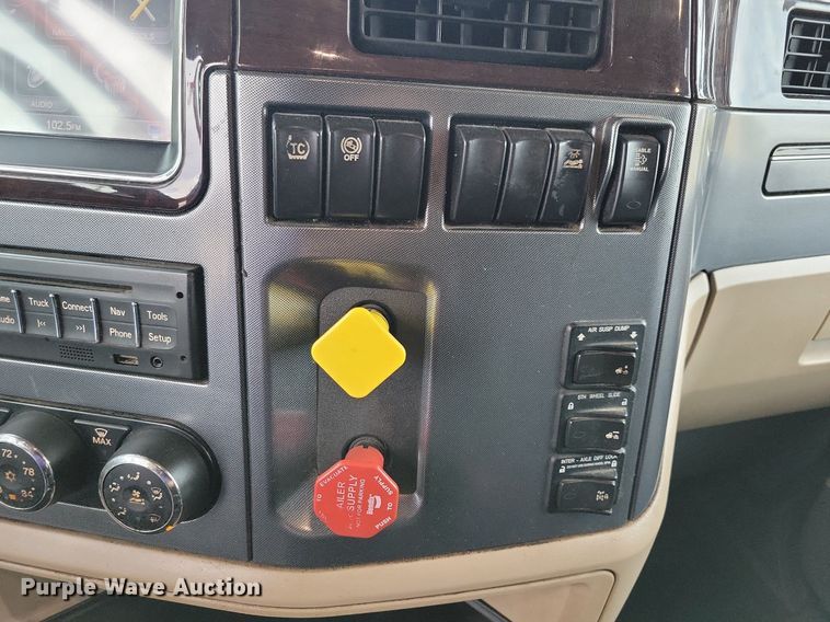 image for item LO9908 2015 Peterbilt 579 semi truck