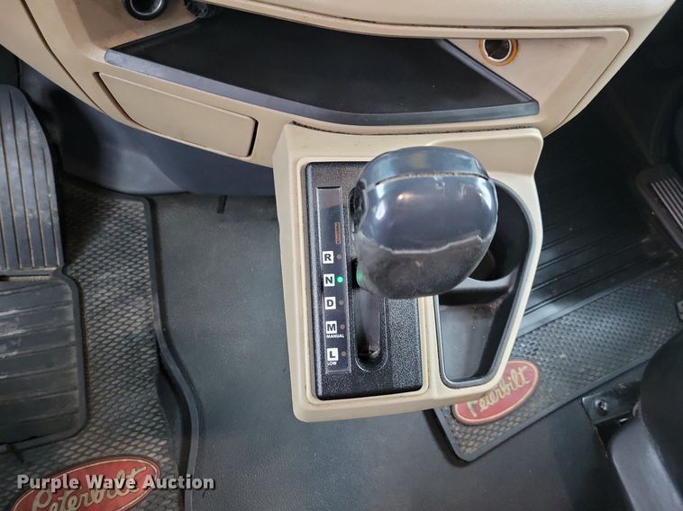 image for item LO9908 2015 Peterbilt 579 semi truck