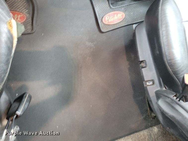 image for item LO9908 2015 Peterbilt 579 semi truck