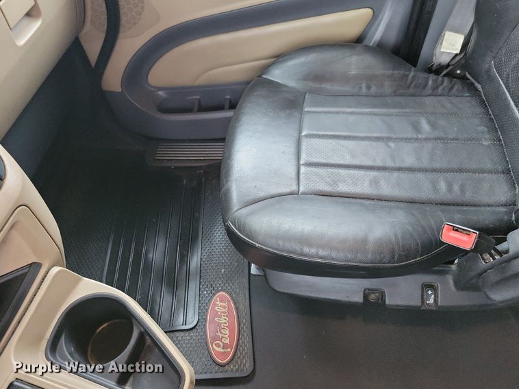 image for item LO9908 2015 Peterbilt 579 semi truck