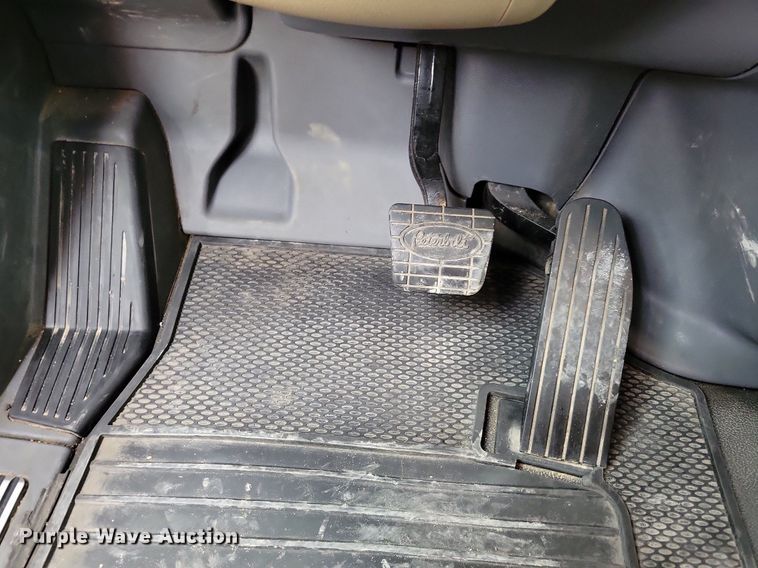 image for item LO9908 2015 Peterbilt 579 semi truck