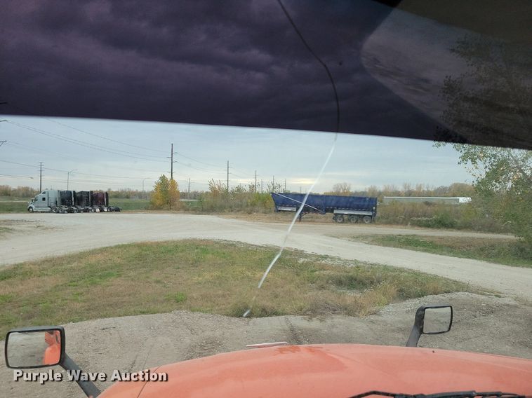 image for item LO9908 2015 Peterbilt 579 semi truck