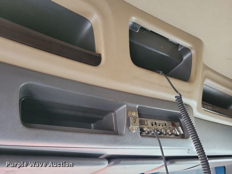 image for item LO9908 2015 Peterbilt 579 semi truck