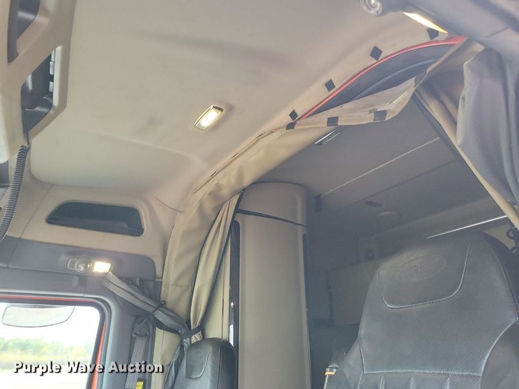 image for item LO9908 2015 Peterbilt 579 semi truck