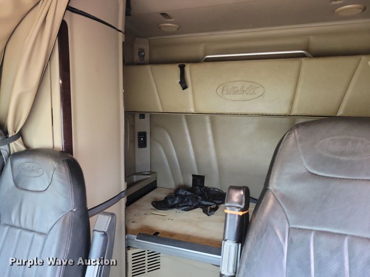 image for item LO9908 2015 Peterbilt 579 semi truck