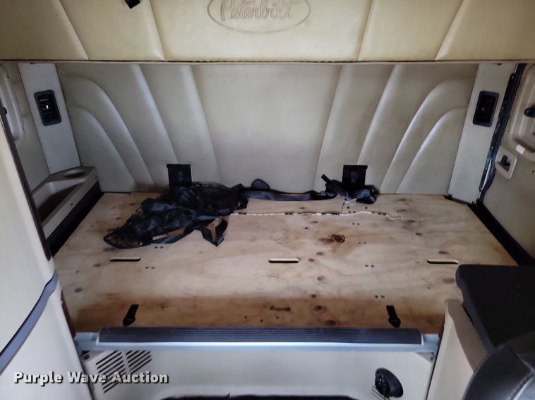 image for item LO9908 2015 Peterbilt 579 semi truck