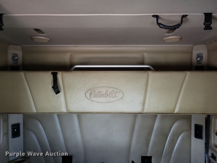 image for item LO9908 2015 Peterbilt 579 semi truck