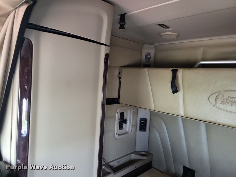 image for item LO9908 2015 Peterbilt 579 semi truck