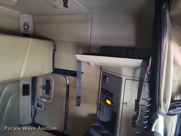 image for item LO9908 2015 Peterbilt 579 semi truck