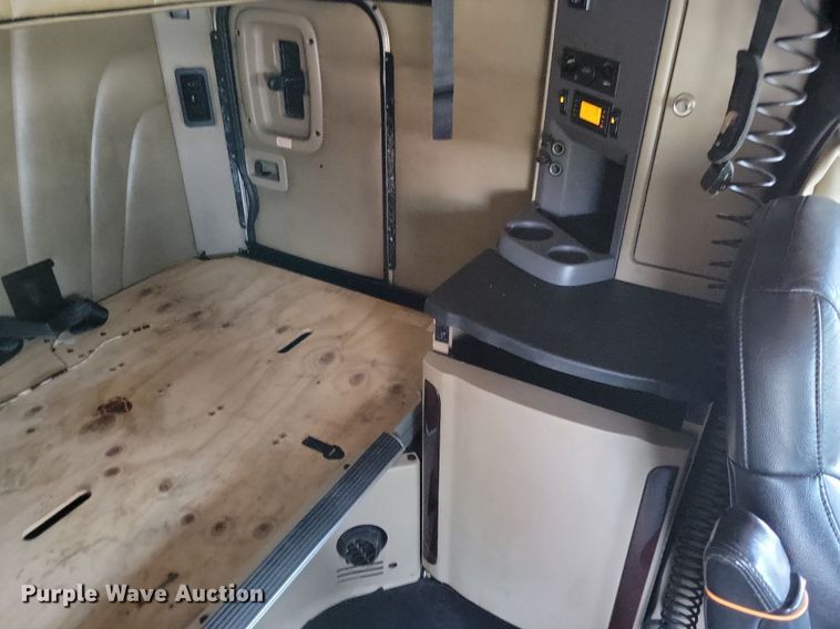 image for item LO9908 2015 Peterbilt 579 semi truck