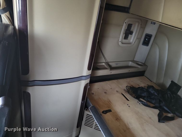 image for item LO9908 2015 Peterbilt 579 semi truck