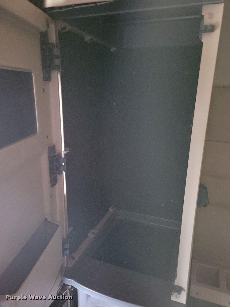 image for item LO9908 2015 Peterbilt 579 semi truck