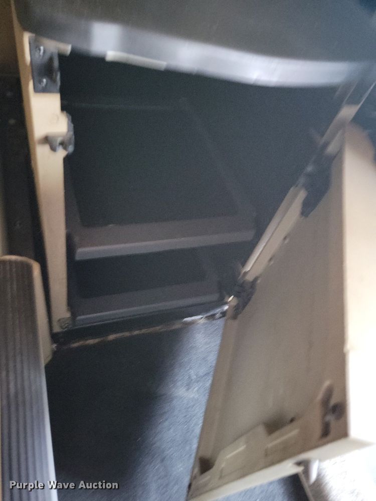 image for item LO9908 2015 Peterbilt 579 semi truck