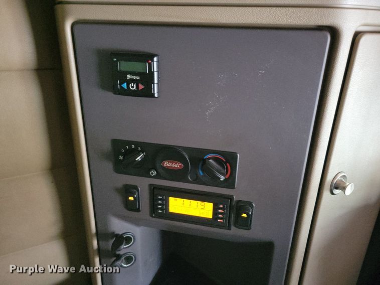 image for item LO9908 2015 Peterbilt 579 semi truck