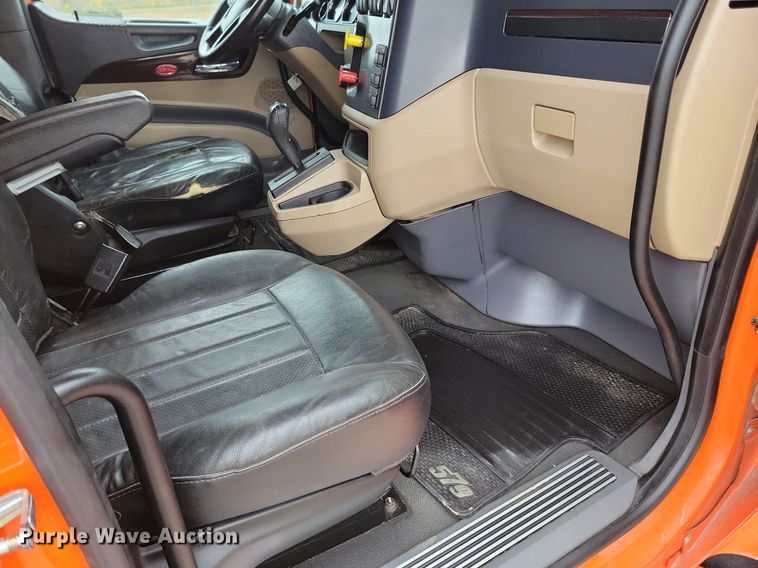 image for item LO9908 2015 Peterbilt 579 semi truck