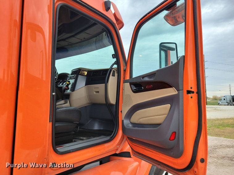 image for item LO9908 2015 Peterbilt 579 semi truck