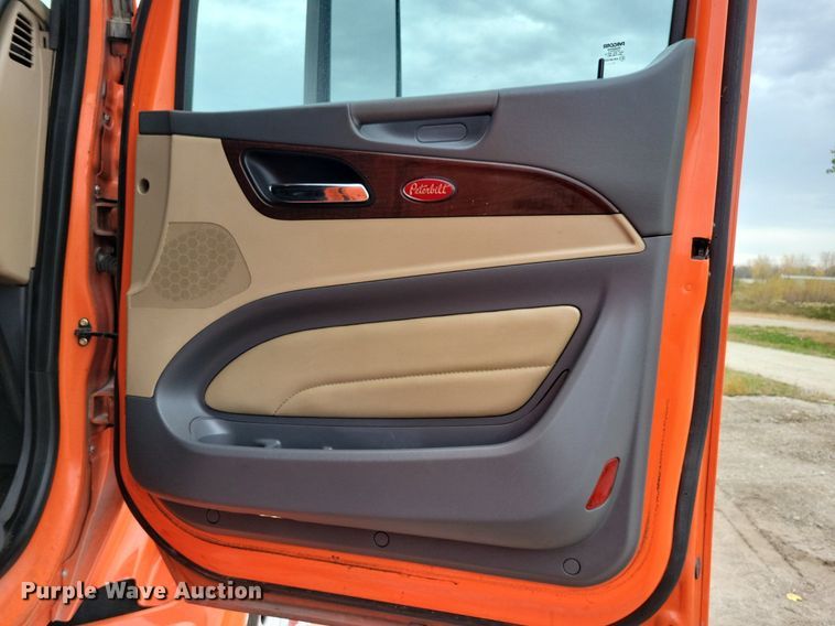 image for item LO9908 2015 Peterbilt 579 semi truck