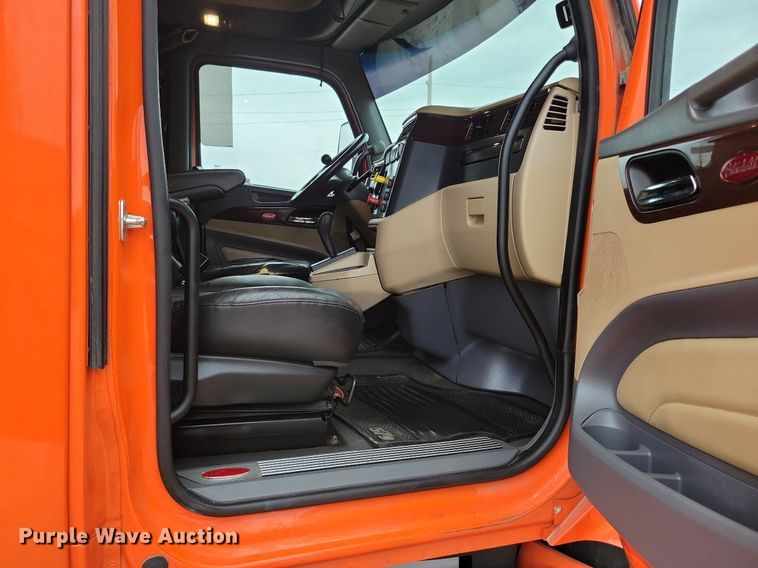 image for item LO9908 2015 Peterbilt 579 semi truck