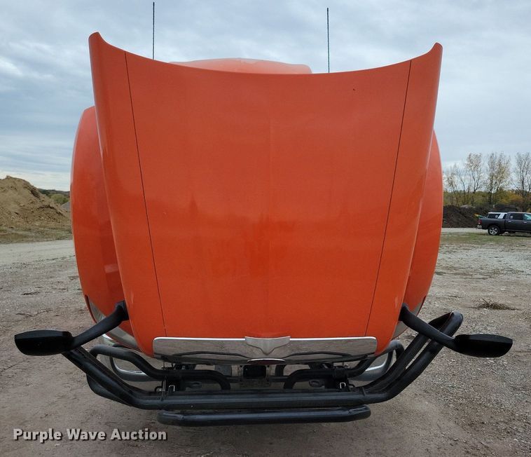 image for item LO9908 2015 Peterbilt 579 semi truck