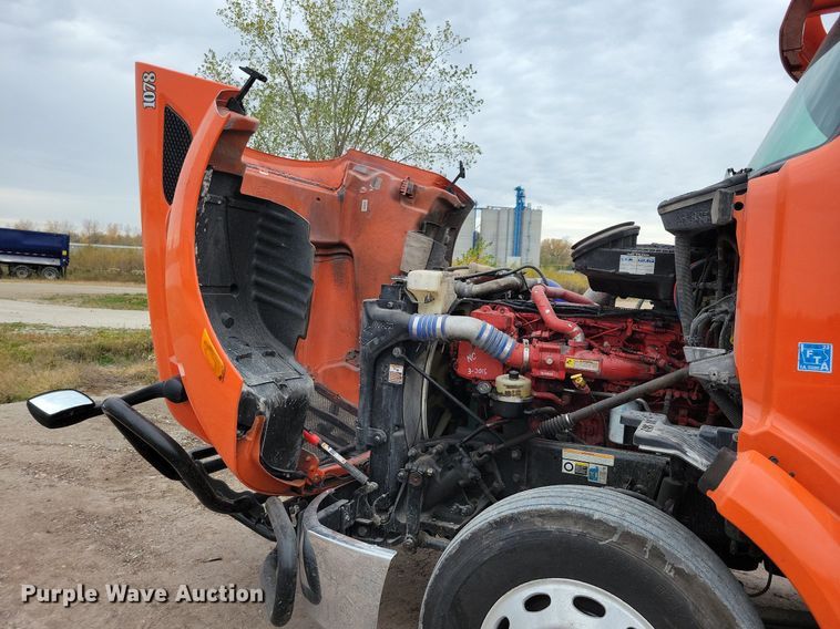 image for item LO9908 2015 Peterbilt 579 semi truck