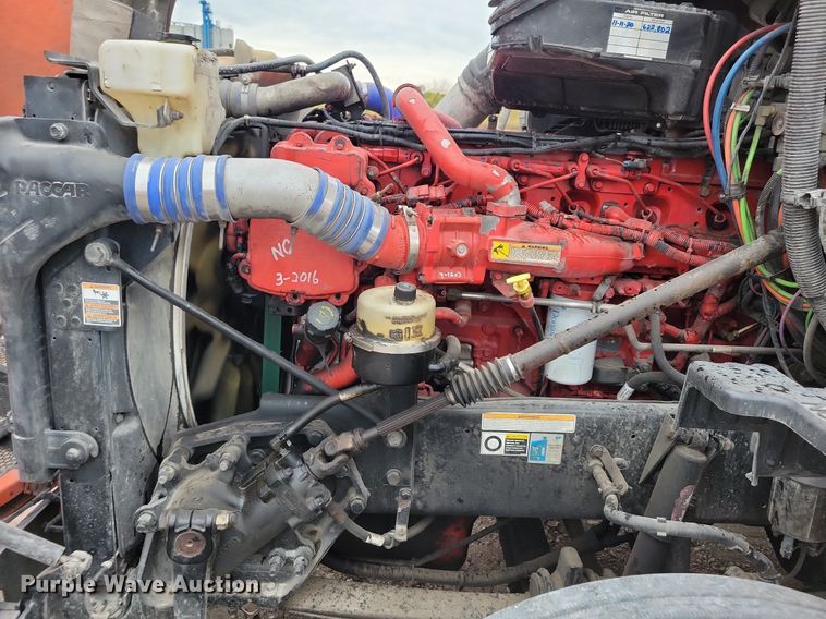 image for item LO9908 2015 Peterbilt 579 semi truck