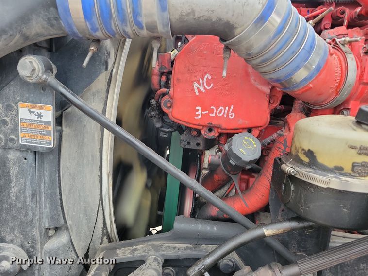 image for item LO9908 2015 Peterbilt 579 semi truck