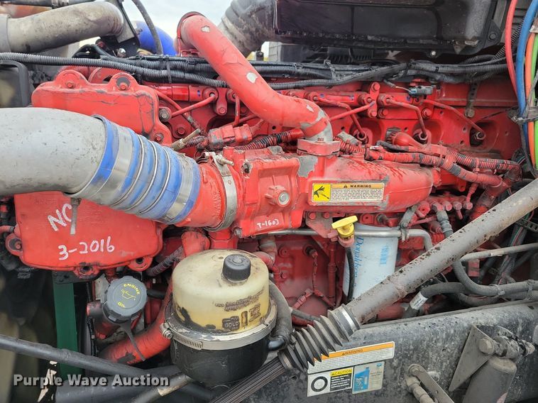 image for item LO9908 2015 Peterbilt 579 semi truck