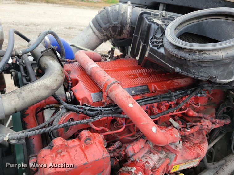 image for item LO9908 2015 Peterbilt 579 semi truck