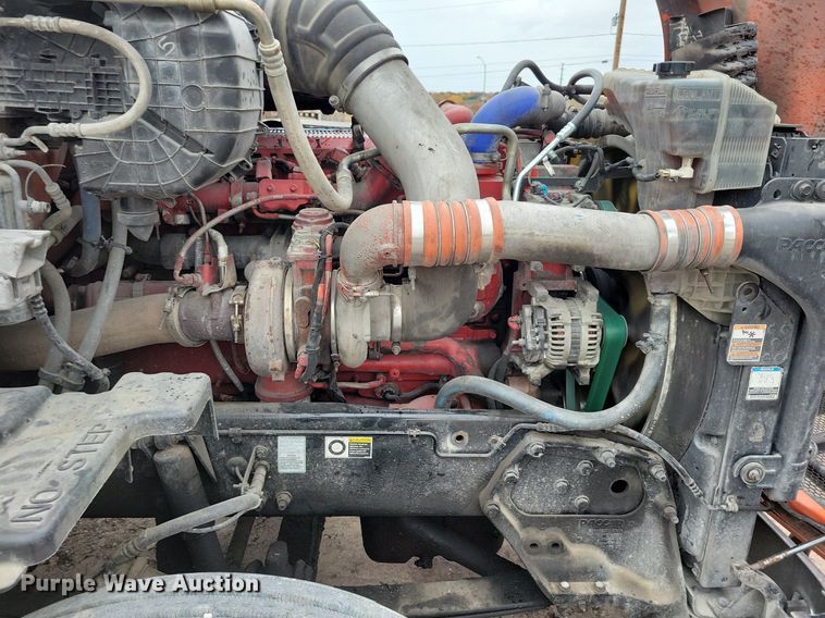 image for item LO9908 2015 Peterbilt 579 semi truck