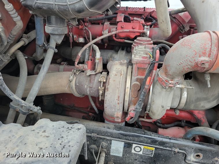 image for item LO9908 2015 Peterbilt 579 semi truck